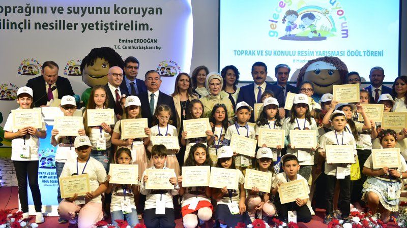 Cumhurbaşkanı Erdoğan´ın eşi Emine Erdoğan ve Bakan Yılmaz, “Geleceğimi Koruyorum” projesinin ödül törenine katıldı